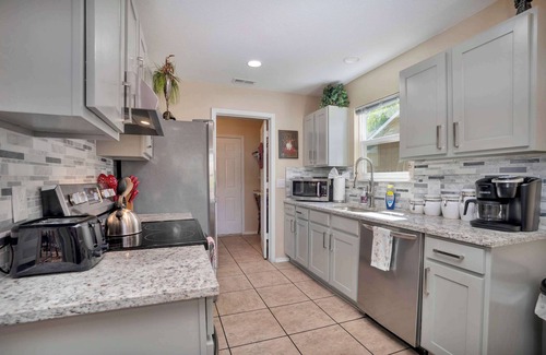 Fayetteville House | Fayetteville Getaway -2 King Beds 5 mi from U of A