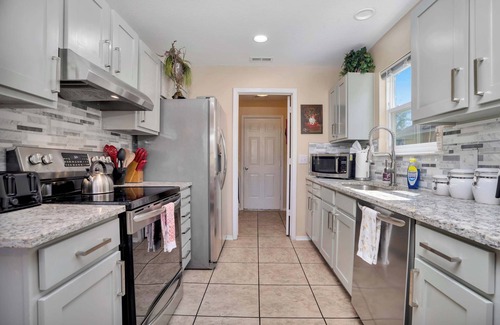 Fayetteville House | Fayetteville Getaway -2 King Beds 5 mi from U of A