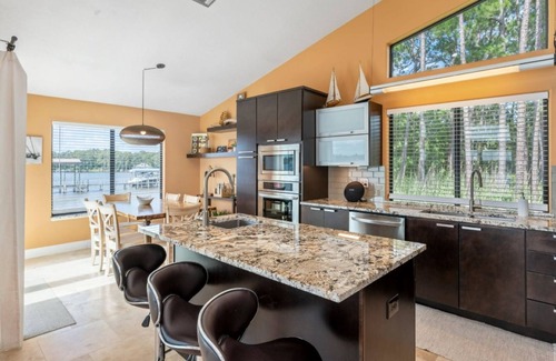 Niceville House | Featured on HGTV's "My Lottery Dream Home".15 minute boat ride to Crab Island.