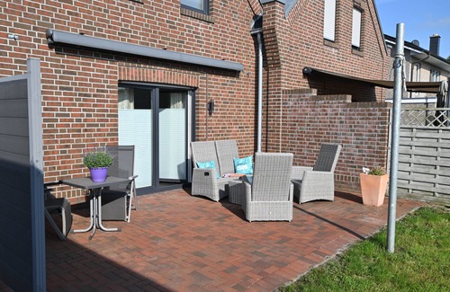 Papenburg House | Feel-good vacation home with a view of the natural lake from the terrace