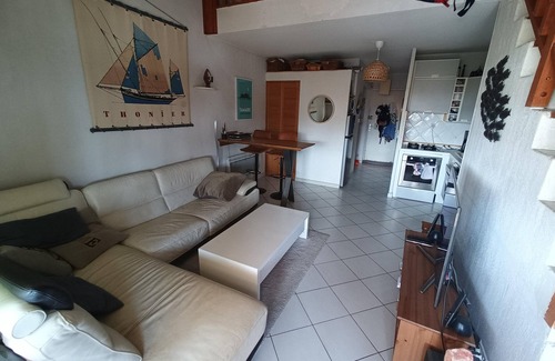 Les Sablettes Apartment | Feet in the water