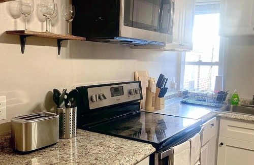 Upper Fells Point House | Fells Point Rowhome- 5mins from JH Hospital & Inner Harbor area