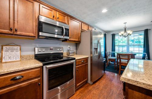Emerson House | Fenced BKYD & Firepit 1 Mile To Lakepoint Sports