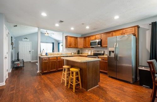 Emerson House | Fenced BKYD & Firepit 1 Mile To Lakepoint Sports