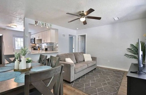 Sarasota Springs House | Fenced in w/Jacuzzi Close to Siesta Key Bridge