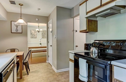 Savannah House | Fenced Yard w/Pool! Laurelwood Lodging