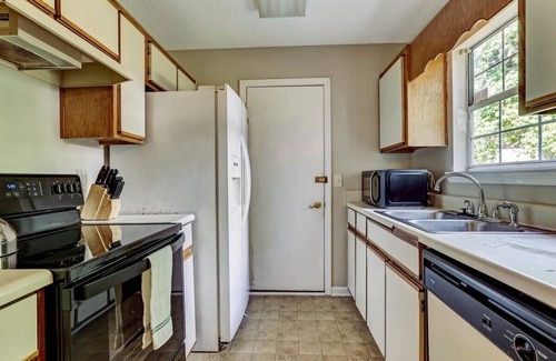 Savannah House | Fenced Yard w/Pool! Laurelwood Lodging