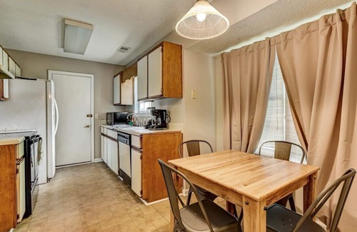 Savannah House | Fenced Yard w/Pool! Laurelwood Lodging