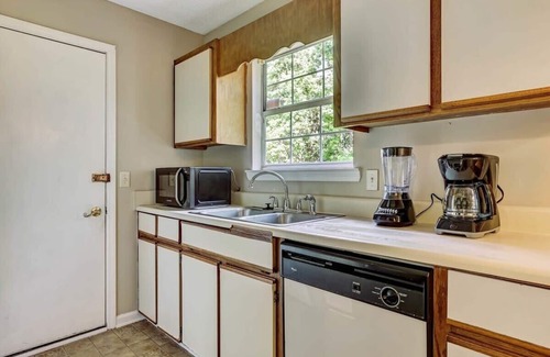Savannah House | Fenced Yard w/Pool! Laurelwood Lodging