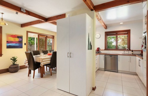 Fendalton Cottage | Fendalton Villa - Christchurch Holiday Home