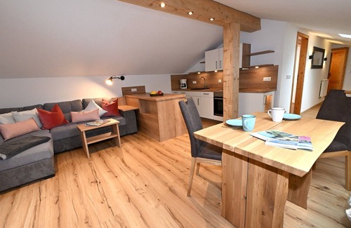 Ramsau Apartment | Ferienwohnung Hochalm, 1-2 Personen, 47 qm, Dusche/WC, Südbalkon, TV, separates Schlafzimmer, Nichtraucher, Dachgeschoss