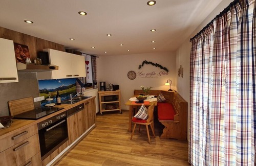 Ramsau Apartment | Ferienwohnung Nr. 1, 1-2 Personen, 60 qm, Dusche/WC, Terrasse, TV, W-LAN, 1 Schlafzimmer + 1 Wohnschlafzimmer, Kachelofen