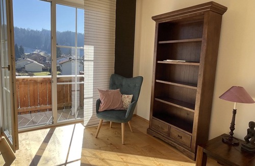 Siegsdorf House | Ferienhaus, 140qm, Balkon, Terrasse, Garten, 3 Separate Schlafzimmer, Wohnzimmer mit Kachelofen, Küche, Bad, max 6 Personen