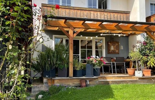 Siegsdorf House | Ferienhaus, 140qm, Balkon, Terrasse, Garten, 3 Separate Schlafzimmer, Wohnzimmer mit Kachelofen, Küche, Bad, max 6 Personen