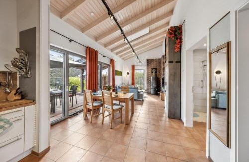 Twist House | Ferienhaus am kleinen See mit Steg, Garten und Terrasse