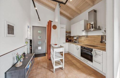 Twist House | Ferienhaus am kleinen See mit Steg, Garten und Terrasse
