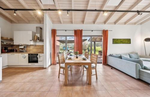Twist House | Ferienhaus am kleinen See mit Steg, Garten und Terrasse