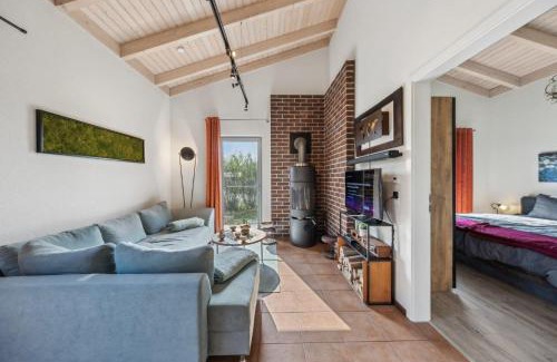 Twist House | Ferienhaus am kleinen See mit Steg, Garten und Terrasse