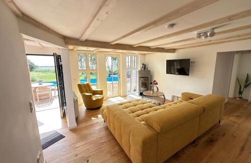 Ostermarsch House | Ferienhaus"Huus an`t Diek" Luxus in Deichnähe mit Pool, Nähe Norddeich