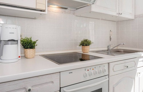 Mellenthin House | Ferienhaus Mellenthin - Geräumiges Ferienhaus in Ländlicher Idylle mit Stellplatz, Wlan und Terrasse