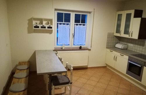 Brilon Apartment | Ferienhaus mit 180 qm, 3 Doppelzimmer, 1 Dreibettzimmer, 1 Wohn-/essbereich, max für 10 Personen