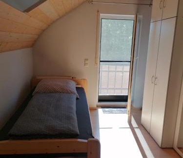 Oehringen House | Ferienhaus Stein, TOP Monteurwohnung, sehr groß, 4 Einzelzimmer, Doppelzimmer, Übernachtung bis zu 8 Personen möglich