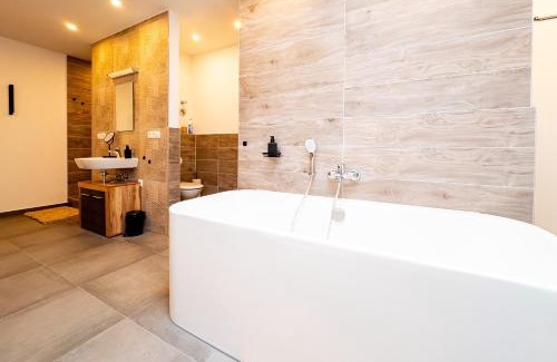 Ahrweiler Apartment | Ferienwohnung für 6: Zentrum, WiFi, TV, Küche, NEU