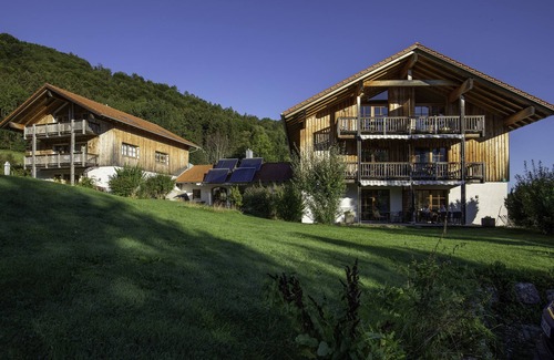 Aschau im Chiemgau Apartment | Ferienwohnung VI mit Zwei Schlafzimmern und Süd-balkon, 64 qm, Hund zu Buchbar