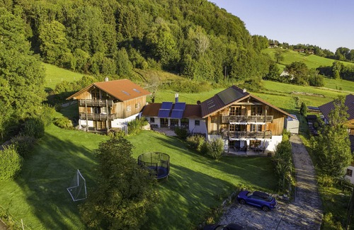 Aschau im Chiemgau Apartment | Ferienwohnung VI mit Zwei Schlafzimmern und Süd-balkon, 64 qm, Hund zu Buchbar