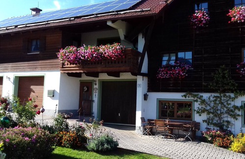 Anger Apartment | Ferienwohnung 76qm, Nichtraucher, Wohnraum mit Küchenzeile, 3 Schlafzimmer, Balkon, Sat-TV, 3 Sterne, max 6 Personen