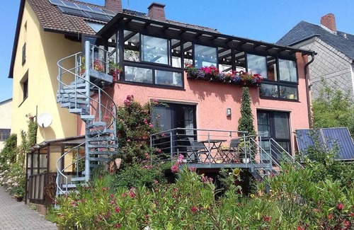 Kirchenlamitz Apartment | Ferienwohnung Blütentraum