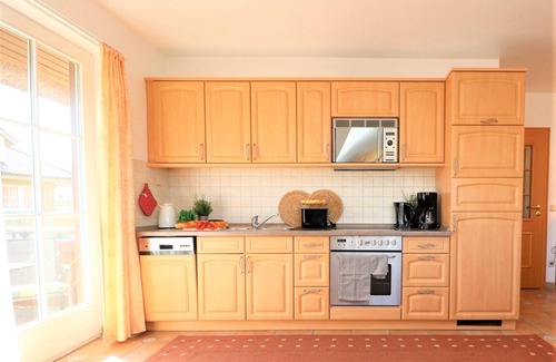 Ostseebad Wustrow Apartment | Ferienwohnung Unter Reet mit Balkon und Ostseeblick