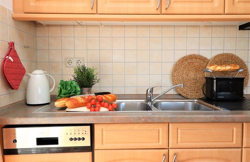 Ostseebad Wustrow Apartment | Ferienwohnung Unter Reet mit Balkon und Ostseeblick