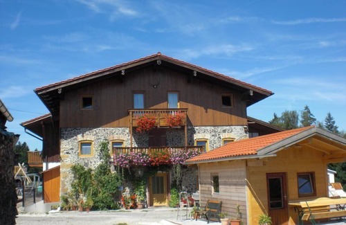 Teisendorf Apartment | Ferienwohnung DG, 60m², 2 separate Schlafzimmer 2-5 Pers., Du/WC + Badewanne, Ostbalkon