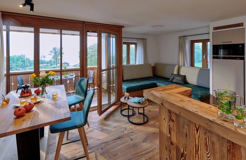 Chieming Apartment | Ferienwohnung Fraueninsel, 1-4 Pers., 2sep. SZ, 2. OG und DG, Balkon mit Chiemseeblick