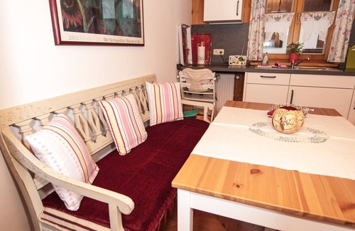 Chieming Apartment | Ferienwohnung im 1.Stock mit überdachter Terrasse und See- und Bergblick