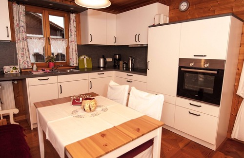 Chieming Apartment | Ferienwohnung im 1.Stock mit überdachter Terrasse und See- und Bergblick
