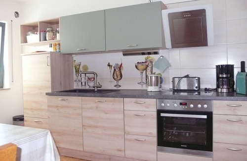 Altengronau Apartment | Ferienwohnung in Ehemaliger Bank, 100 qm, Schlafzimmer, Leseraum mit Bettcouch, Balkon, Max. für 3 Personen