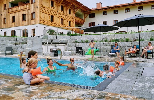 Chieming Apartment | Ferienwohnung Krautinsel, 1-5pers., 2 Sep. SZ, 2 Bäder, 2.og+dg, Balkon mit Chiemseeblick
