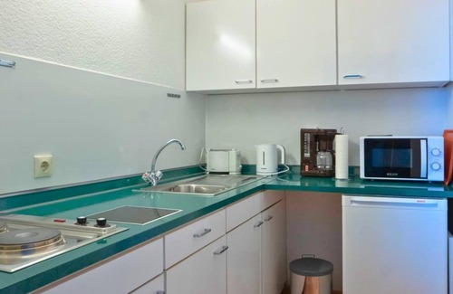 Wendtorfer Strand Apartment | Ferienwohnung Leuchtfeuer, Haus Optimist, App. 5308 2-zimmer-wohnung Über 30 m² bis zu 2 Personen im 2. OG mit Meerblick: Wohnzimmer mit Gemütlicher Sitzgruppe und TV, Schlafzimmer mit Einzelbetten , Küche mit Anschließendem Essplatz, Klei