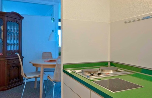 Wendtorfer Strand Apartment | Ferienwohnung Leuchtfeuer, Haus Optimist, App. 5308 2-zimmer-wohnung Über 30 m² bis zu 2 Personen im 2. OG mit Meerblick: Wohnzimmer mit Gemütlicher Sitzgruppe und TV, Schlafzimmer mit Einzelbetten , Küche mit Anschließendem Essplatz, Klei
