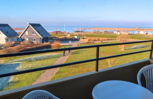 Wendtorfer Strand Apartment | Ferienwohnung Leuchtfeuer, Haus Optimist, App. 5308 2-zimmer-wohnung Über 30 m² bis zu 2 Personen im 2. OG mit Meerblick: Wohnzimmer mit Gemütlicher Sitzgruppe und TV, Schlafzimmer mit Einzelbetten , Küche mit Anschließendem Essplatz, Klei