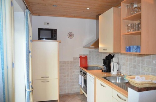 Bischofswiesen Apartment | Ferienwohnung Nr. 1 für 2-4 Personen, ca. 90 m², 2 Schlafzimmer, Wohnraum mit Kochnische, Balkon