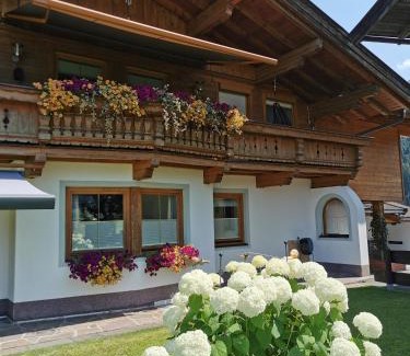 Sankt Johann in Tirol Apartment | Ferienwohnung Stock
