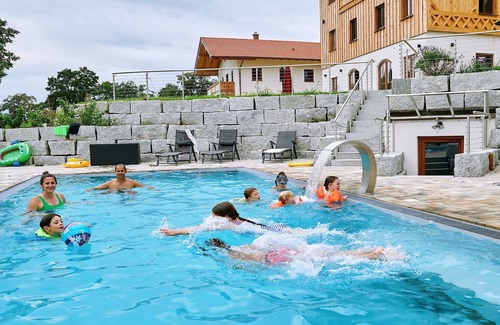 Chieming Apartment | Ferienwohnung Segelboot, 1-4pers., 2 Sep. SZ, 1.og, Balkon mit Chiemseeblick