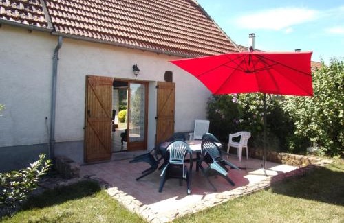 Verneix House | Fermette rénovée avec jardin fermé, internet, animaux admis - FR-1-489-83