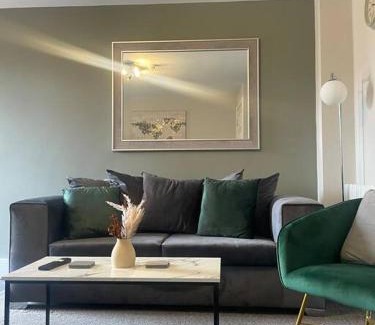 King's Lynn Apartment | Fern House - by Shortstays4u A Modern 2 bedroom Townhouse with free parking in the town centre!