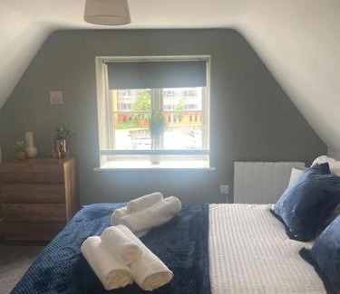King's Lynn Apartment | Fern House - by Shortstays4u A Modern 2 bedroom Townhouse with free parking in the town centre!