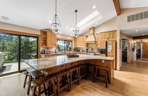 Coeur d'Alene House | Fernan Lake Lodge | Great lake view close to town