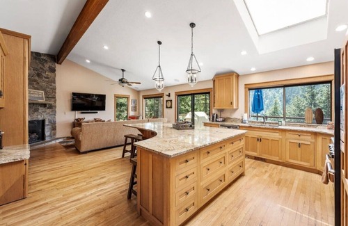 Coeur d'Alene House | Fernan Lake Lodge | Great lake view close to town